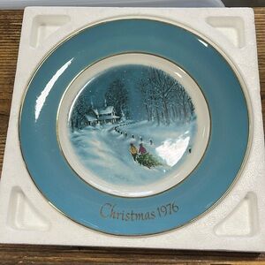 Avon Christmas plate - 1976 - third edition